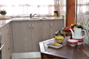 a kitchen with a table with a bowl of fruit on it at Lo Racó del Delta in Sant Jaume d'Enveja +4 photos