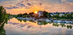 a group of boats docked in a marina at sunset at Studio calme, RER 5mn,Paris en 15mn,commerces 3mn in Nogent-sur-Marne