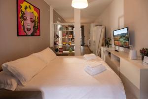 a bedroom with a large white bed in a room at Casa Valentin in Monforte dʼAlba