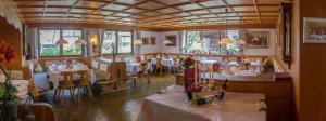 un ristorante con tavoli e sedie in una stanza di Hotel Helga a Seefeld in Tirol Altre 31 foto
