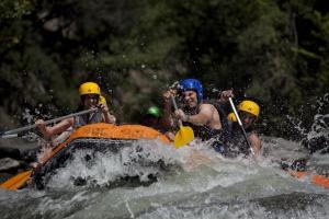 un grupo de personas en una balsa en un río en Hotel Llacs De Cardos, en Tavascán