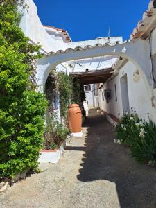 an alley with an archway in a house at Casita Tomate in Granada