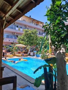 ein Swimmingpool in einem Hotel mit Menschen, die darin schwimmen in der Unterkunft Ünal Boutique Hotel in Kemer