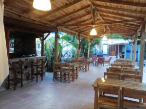 ein leeres Restaurant mit Holztischen und Stühlen in der Unterkunft Ünal Boutique Hotel in Kemer