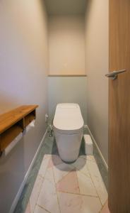 ein Badezimmer mit einer weißen Toilette in einem Zimmer in der Unterkunft Trattoria&BarTroppo in Hayaki + 7 Fotos