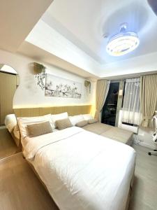 a bedroom with a large white bed in a room at 2 Bed Studio with Panoramic Sunrise View & BigBalcony in San Fernando