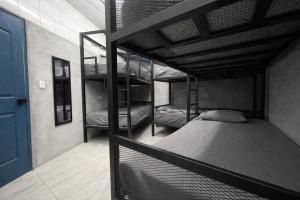 a room with two bunk beds in a room at OyeBonita Hostel in Panama City