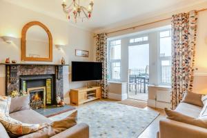 a living room with a fireplace and a tv at 2 Bed in Woolacombe oc-dolph in Woolacombe