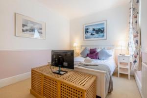 a bedroom with a bed and a desk with a television at 2 Bed in Woolacombe oc-dolph in Woolacombe