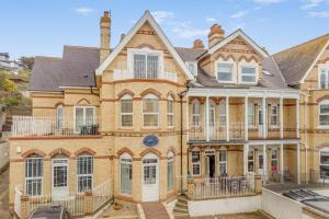 a large brick house with a lot of windows at 2 Bed in Woolacombe oc-dolph in Woolacombe
