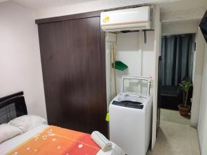 a small room with a heater next to a bed at Apartaestudio con Parqueadero in Cúcuta