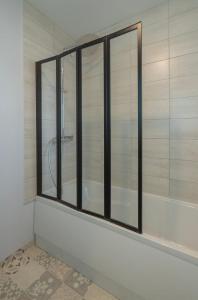 a glass shower in a bathroom with a toilet at Nid des Loriots - 3 Ch - Parking - Belle Beille Université in Angers +14 photos