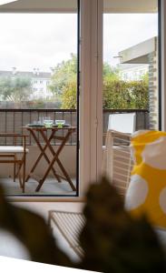 a view of a balcony with a table and chairs at Nid des Loriots - 3 Ch - Parking - Belle Beille Université in Angers
