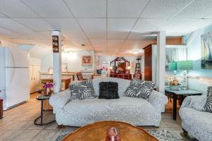 a living room with a couch and a kitchen at 3 Mi to Bath Historic District! Stylish Studio in Harding +19 photos