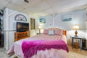 a bedroom with a bed and a flat screen tv at 3 Mi to Bath Historic District! Stylish Studio in Harding