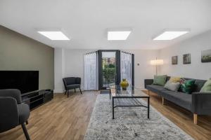 a living room with a couch and a tv at Ward St Residence - Parking - Lpool City Centre in Liverpool