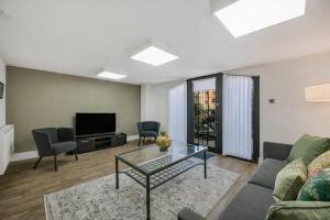a living room with a couch and a tv at Ward St Residence - Parking - Lpool City Centre in Liverpool