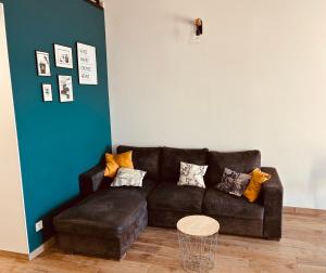 a brown leather couch in a living room with a table at Duplex face à la mer in Saint-Florent