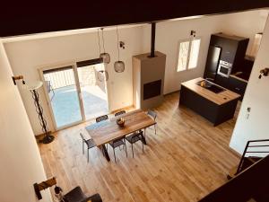 an overhead view of a living room with a table and a kitchen at Duplex face à la mer in Saint-Florent