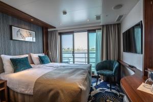 a hotel room with a bed and a window at VIVA RIVERSIDE Messe Düsseldorf in Düsseldorf