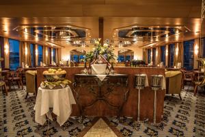 a restaurant on a cruise ship with bananas on a table at VIVA RIVERSIDE Messe Düsseldorf in Düsseldorf +20 photos