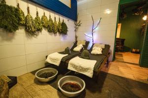 a room with a bed and two bowls of food at Гук готельно-ресторанний комплекс in Bukovel