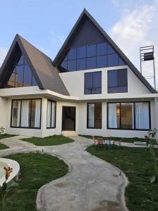 a large house with a pathway in front of it at اكواخ ساوثرنز in Ḩaḑram