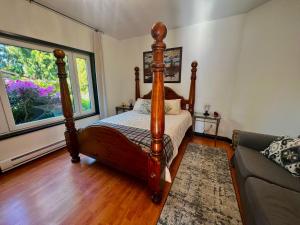 a bedroom with a bed and a couch at The Family Cottage in Delta