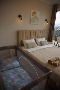 two beds in a room with a window at Sunrise Yablunytsia in Yablunytsya