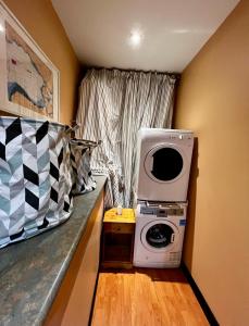 a small room with a washing machine and a window at The Family Cottage in Delta