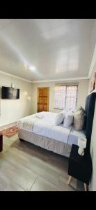 a bedroom with a large bed and a window at Iyana Lodge in Grasmere