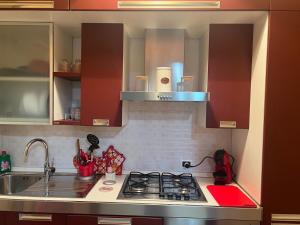 a kitchen with a stove top and a sink at La Petite Maison Rieti in Rieti