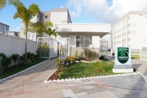 a parking sign in front of a building at Lazer na linha verde in Camaçari