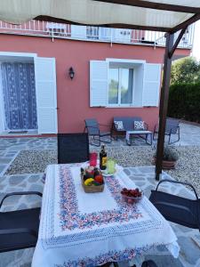 a table with a bowl of fruit and a bottle of wine at La Casa di Giada, appartamento a piano terra con aria condizionata, wi-fi e parcheggio gratuito in Poggi