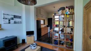 a living room with a book shelf and a tv at B&B De Gastfabriek in Tielt