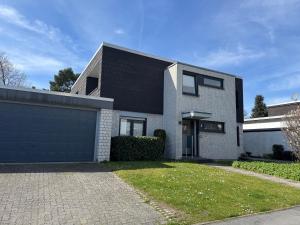 a white brick house with a garage at Apartment für 3, 2 Boxspringbetten, Internet & Parkplatz in Dortmund