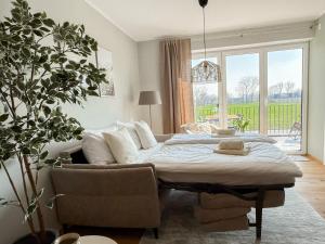 a bedroom with a bed and a potted plant at Ferienwohnung Sonnenufer am Dümmer See in Lembruch