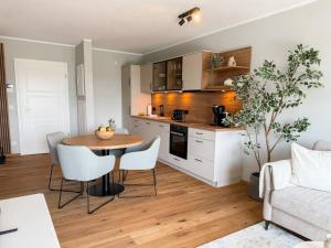 a kitchen and living room with a table and chairs at Ferienwohnung Sonnenufer am Dümmer See in Lembruch