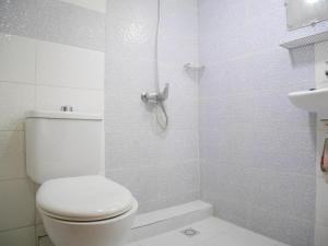 a white bathroom with a toilet and a shower at LA MAISON SEONE f4 FAMILLE in Abidjan