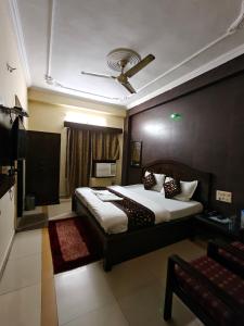 a bedroom with a large bed and a ceiling at Hotel jewel in Haridwār