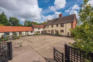 ein leerer Parkplatz vor einem Haus in der Unterkunft Valley Farmhouse, Westhall in Southwold