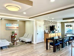 a kitchen and dining room with a table and chairs at Americas Best Value Inn Suites & Studios Blytheville by Sonesta in Blytheville +8 photos