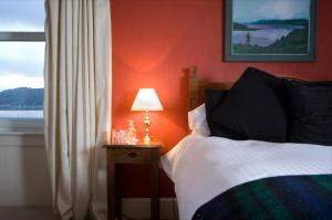Ένα ή περισσότερα κρεβάτια σε δωμάτιο στο The Royal An Lochan