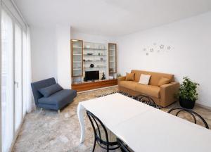 a living room with a table and two chairs at Bella Vita Stays Happy in Sondrio