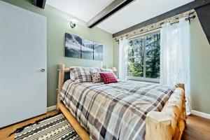 a bedroom with a bed with a large window at Chief Peak in Fish Camp