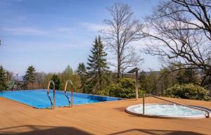 a swimming pool with a hot tub in the middle at Górski Błękit in Szklarska Poręba