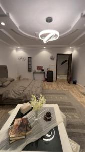 a living room with a bed and a table at لمسة فندقية راقية in Abū Marāgh