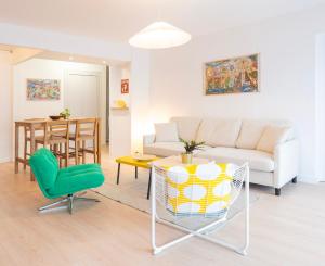a living room with a couch and a table at Nid des Loriots - 3 Ch - Parking - Belle Beille Université in Angers