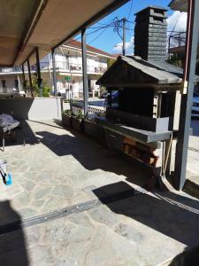 a grill sitting on top of a patio at The swanky studio in Anatolí +3 photos