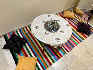 a table on a colorful rug with a sink on it at La Baïa Cozy in Sukrah